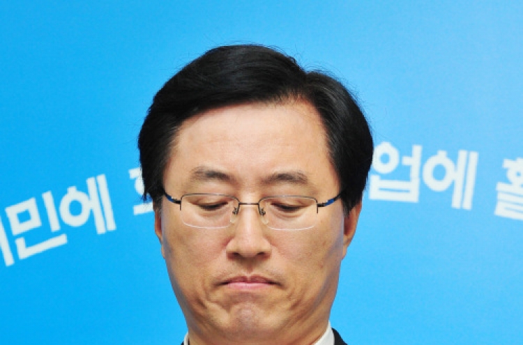 Minister Choi lukewarm on calls for resignation