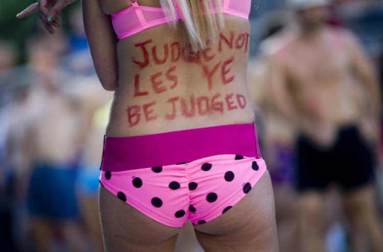 Thousands run in underwear to protest Utah laws