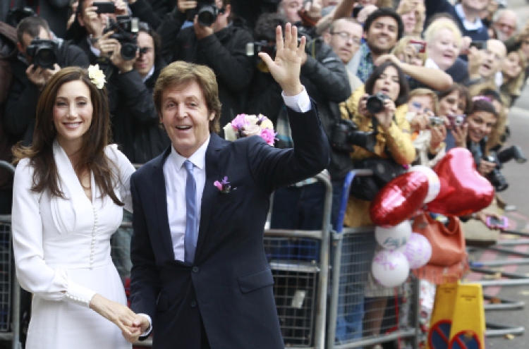 Paul McCartney gets married in London