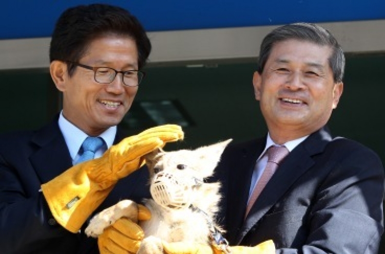 Disgraced Korean scientist unveils cloned coyotes