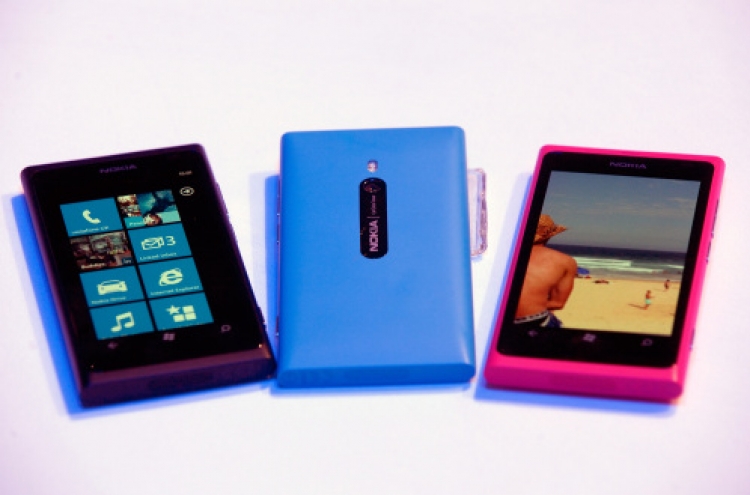 Nokia unveils Windows smartphones to catch rivals