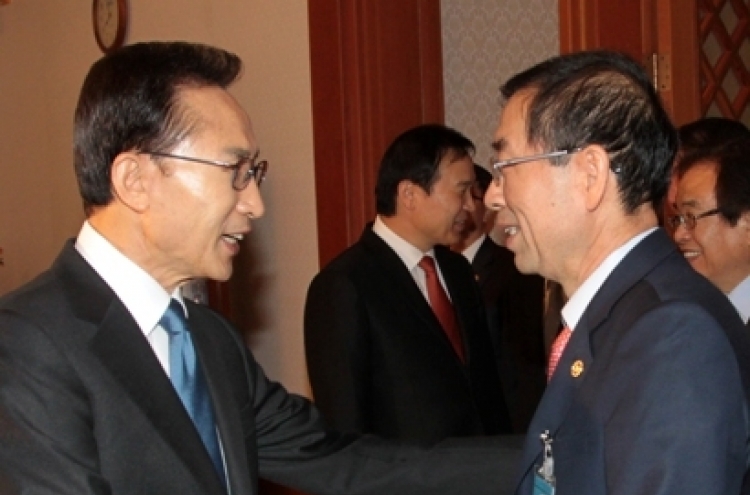 Lee meets new Seoul mayor amid tension over trade pact with U.S.