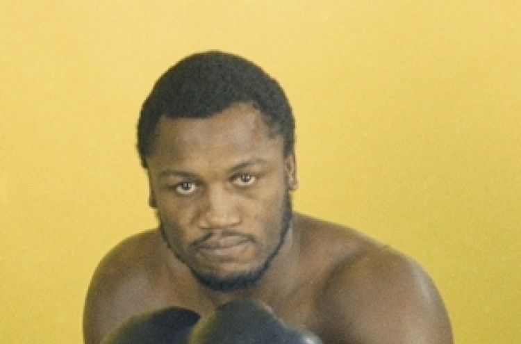 Boxing: Boxer "Smokin" Joe Frazier dies of cancer