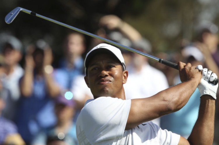 Woods emerges from slump to lead in Australia open