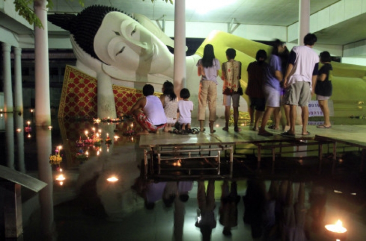Amid flood catastrophe, Thais begin festival