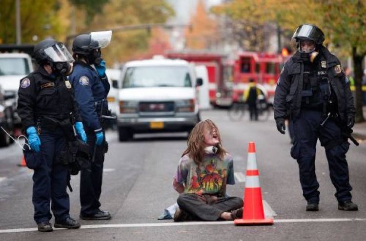 Riot police move in on Occupy protesters