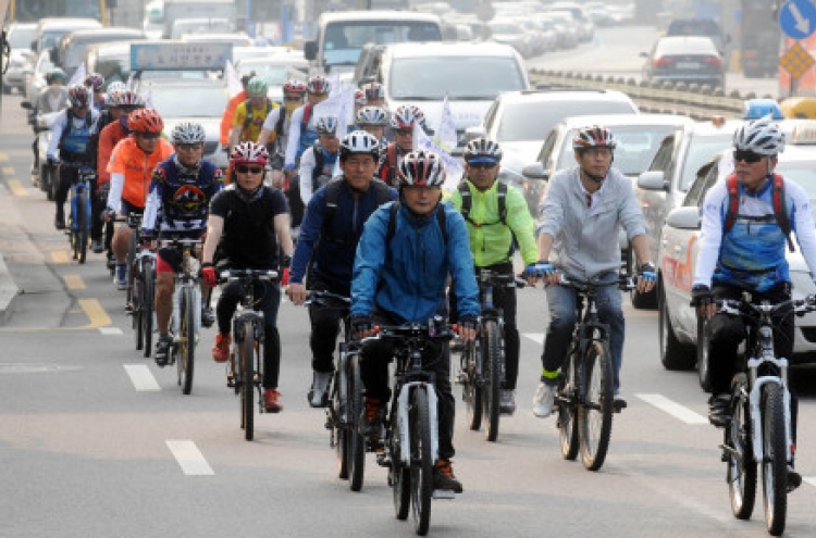 More Koreans taking to two-wheels