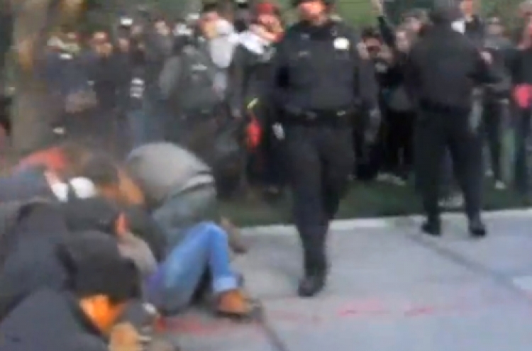 Passive Occupy protesters take pepper spray blast