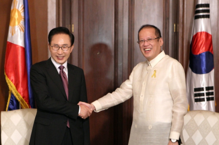 Lee pledges development support for Philippines