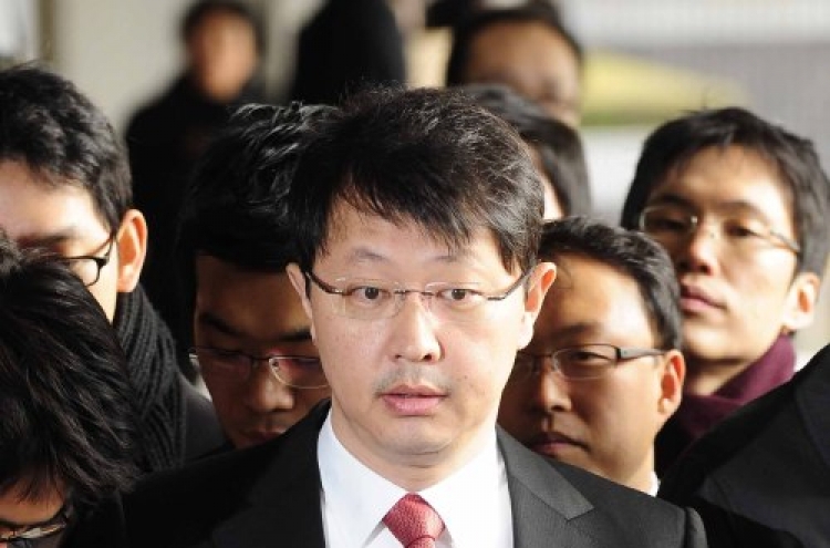 Prosecutors question SK Group vice chairman in embezzlement case