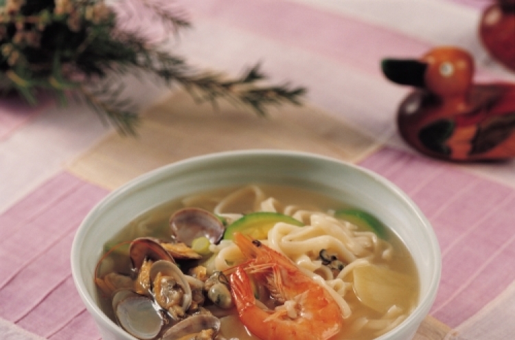 Haemul-kalguksu (Hand-style noodle soup with seafood)