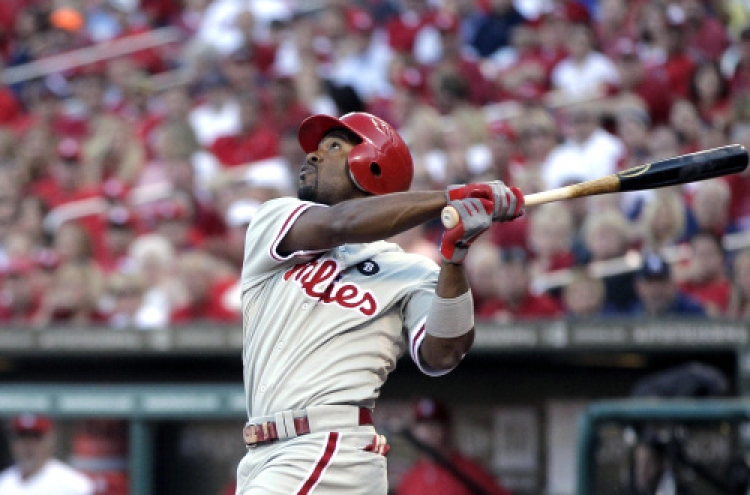 Phillies, Rollins agree at $33m