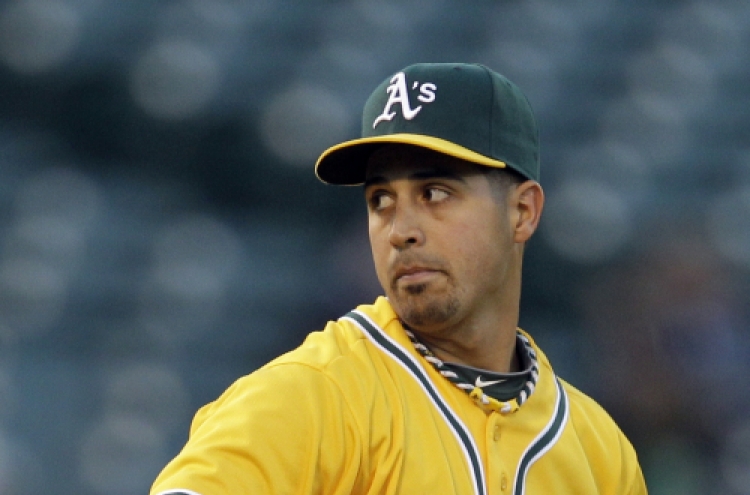 A’s agree to trade Gonzalez to Nationals