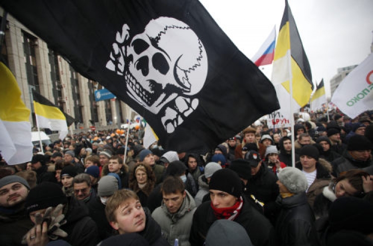 Tens of thousands protest against Putin