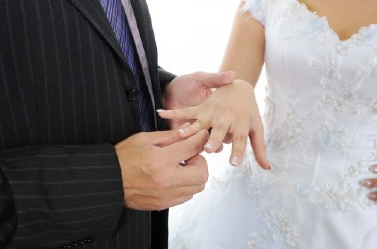 Four out of 10 Seoulites aged 25-49 unmarried: report