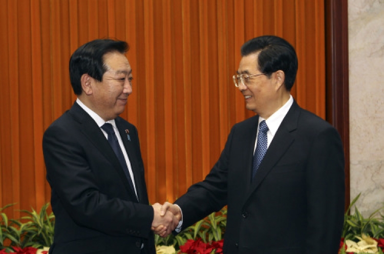 China, Japan unveil deals to tighten finance relations