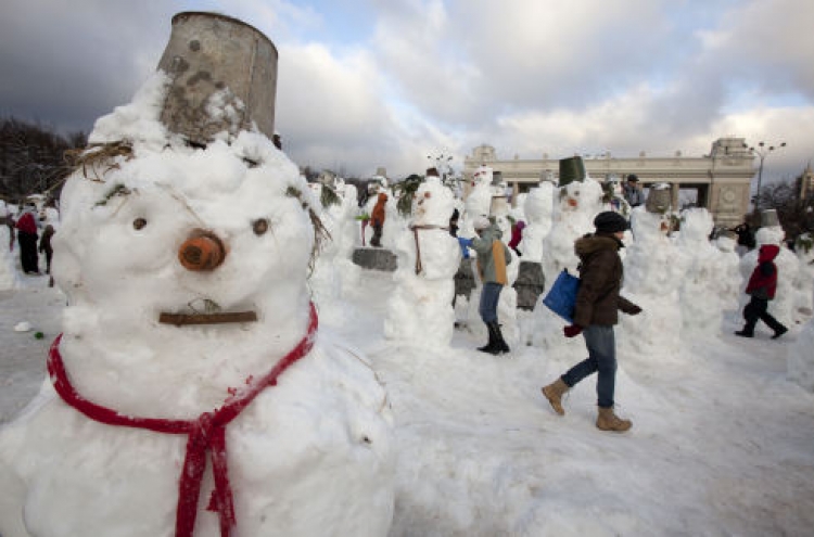 Russians greet winter with snowmen