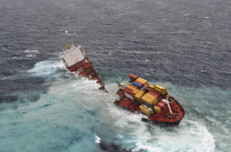 Grounded cargo ship breaks apart on N.Z. reef