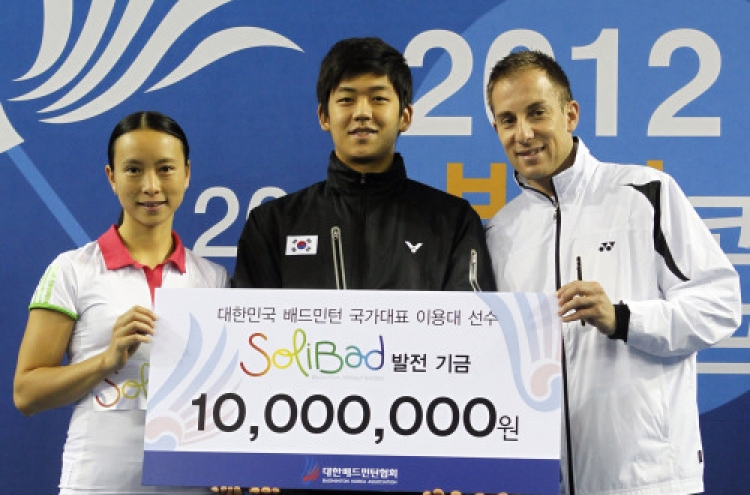 Badminton star donates to kids