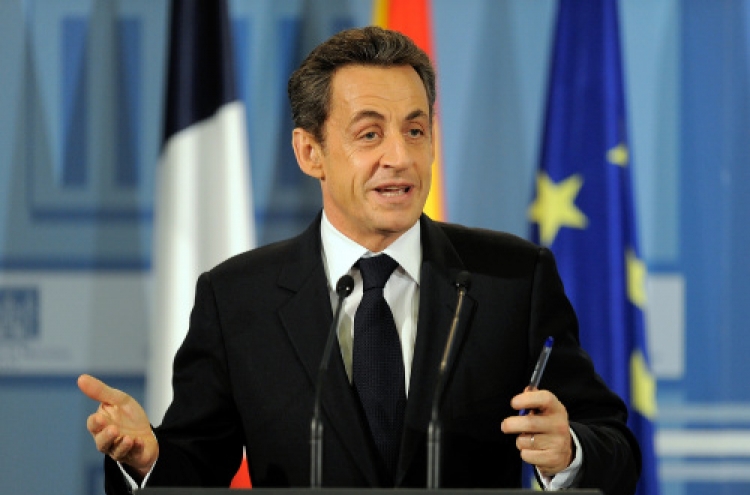 Feisty Sarkozy shrugs off French credit downgrade