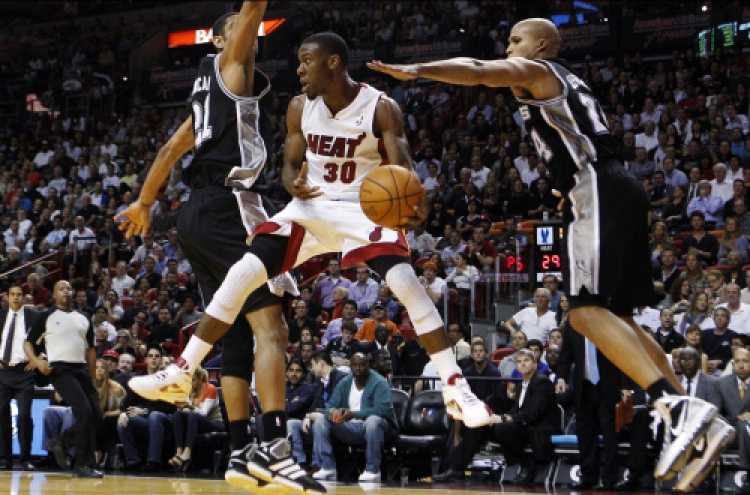 LeBron, Heat explode in second half to stun Spurs