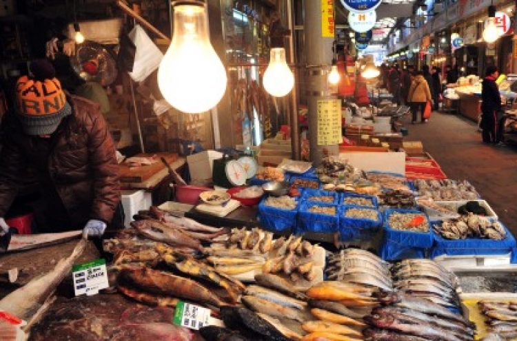 Traditional markets losing vitality amid slow sales