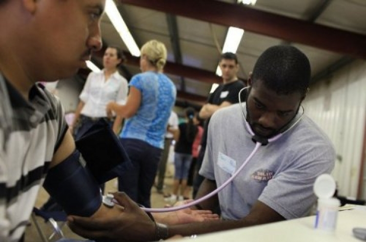 Doctors 'should check blood pressure on both arms'