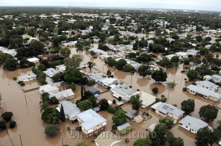 Rising Australian floodwaters force mass evacuation