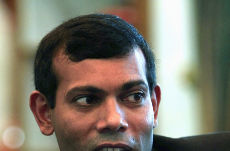 Maldives leader quits after protests; V.P. sworn in