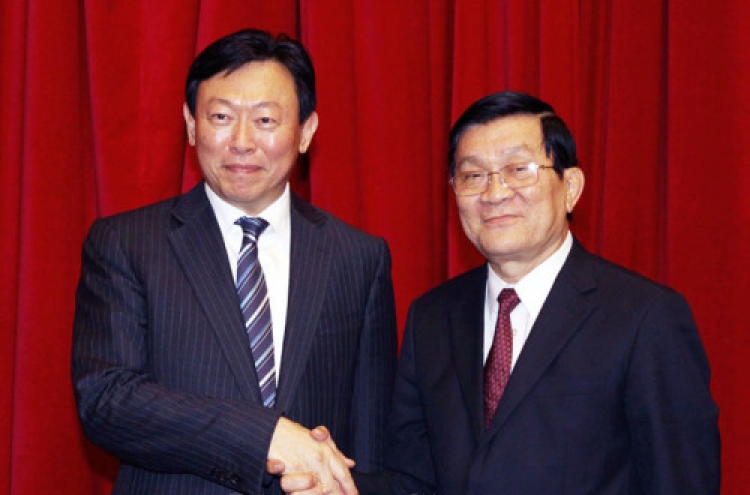 Lotte chairman Shin meets Vietnamese president in Hanoi