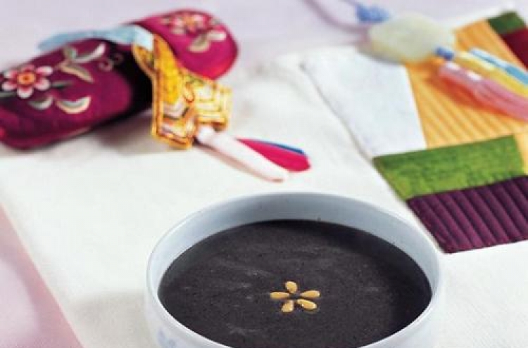 Heugimja-juk (Black sesame and rice porridge)