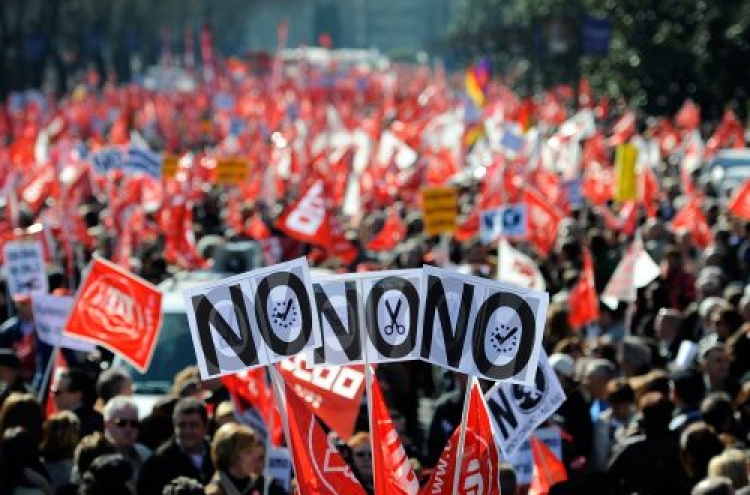 Thousands protest Spain’s new labor market reforms