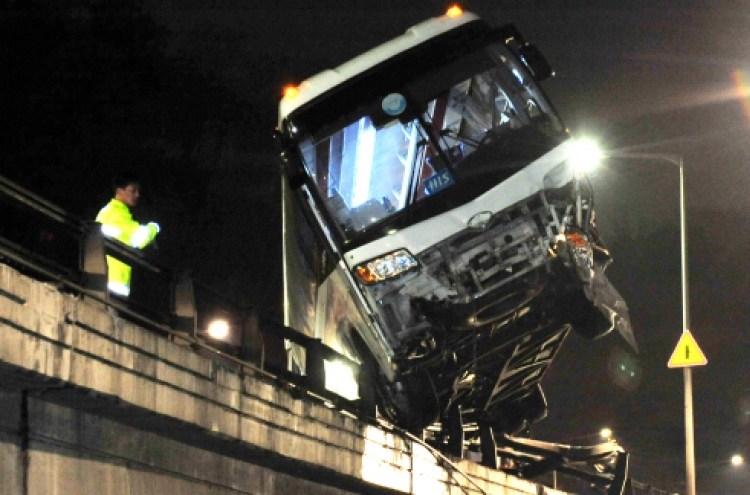 (Photo News) Tour bus hangs on the edge