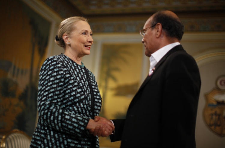 Clinton urges Tunisians to protect freedoms