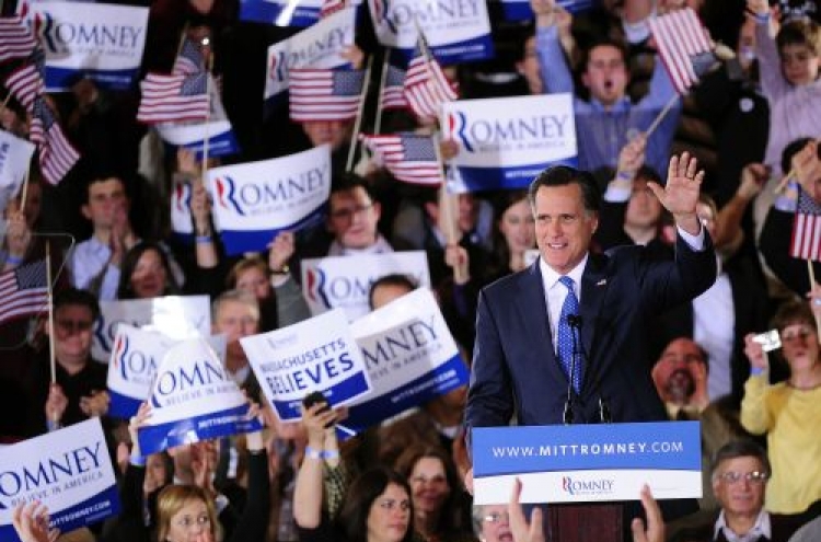 Romney tightens grip on Republican nomination