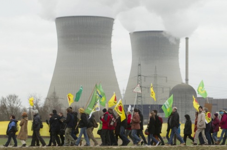 Protesters link arms around the world against nuclear