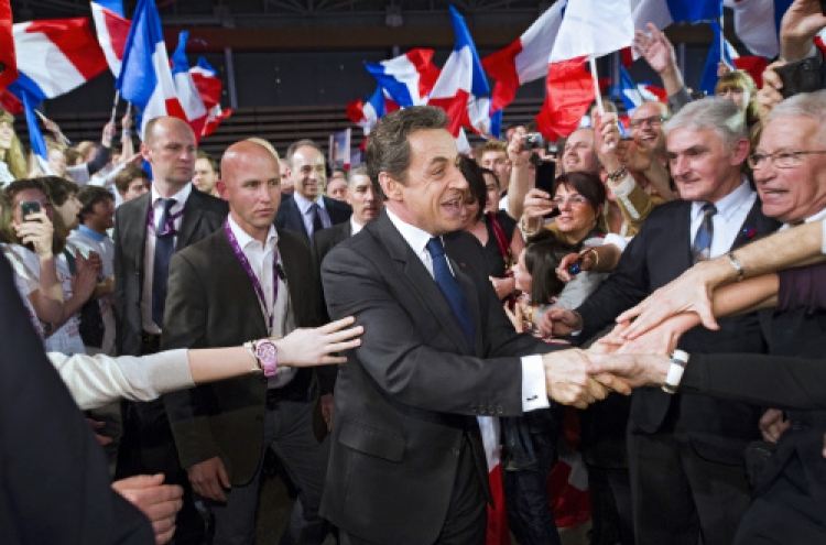 Sarkozy closes gap as candidacy deadline passes