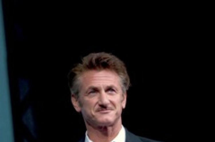 Sean Penn's Haiti work earns humanitarian prize