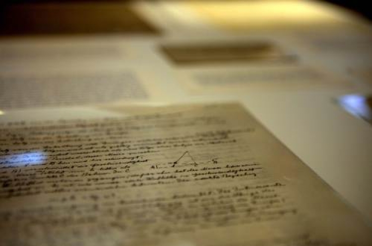 Einstein’s original manuscripts to be posted online