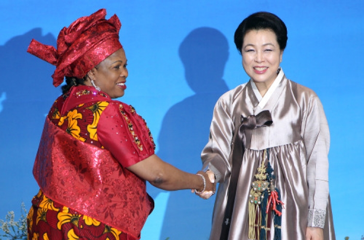 First lady hosts dinner for leaders’ spouses
