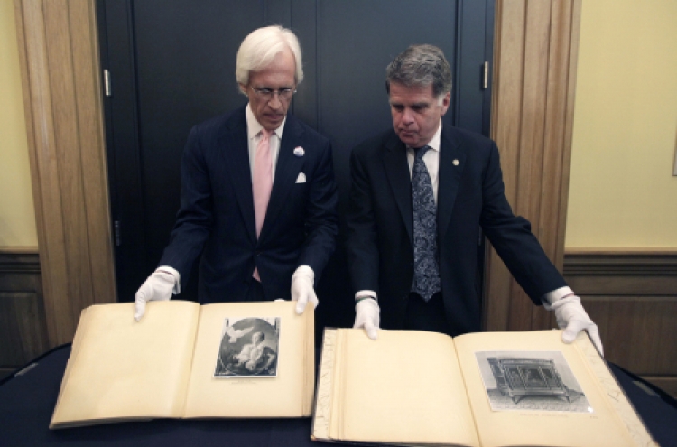 Photo albums related to Nazi art theft unveiled