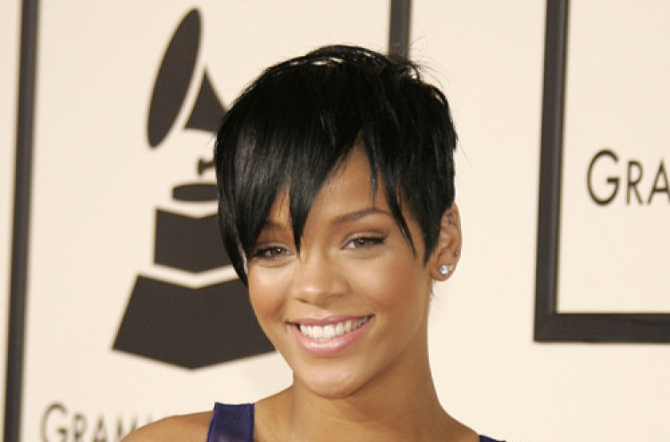 Rihanna avoids questions about Ashton Kutcher