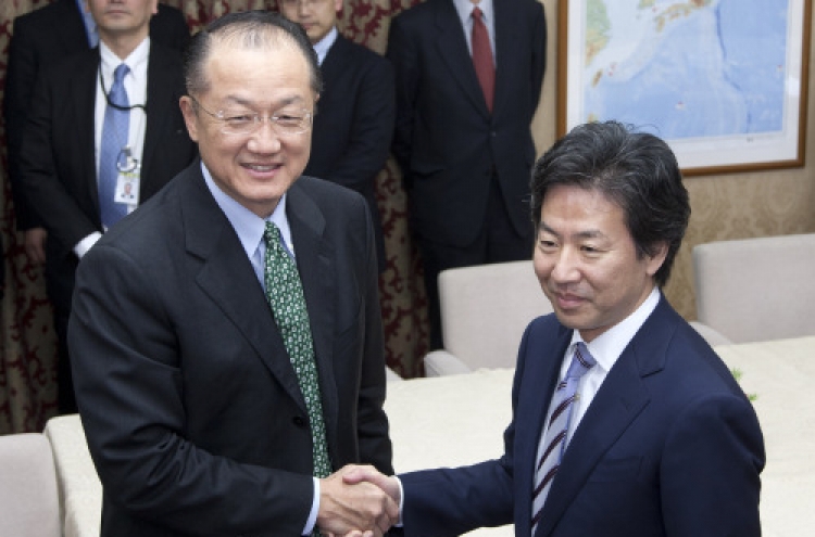 Azumi supports Kim to head World Bank