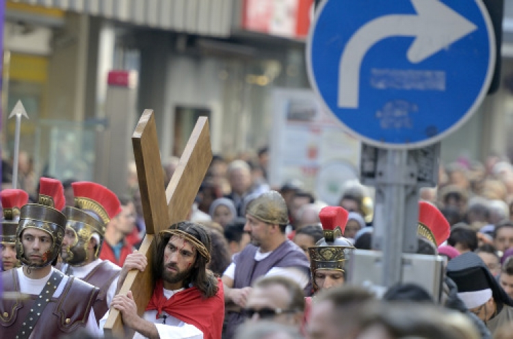 Christians in Holy Land pray on Easter