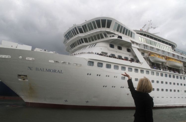 Titanic memorial cruise retraces tragic voyage