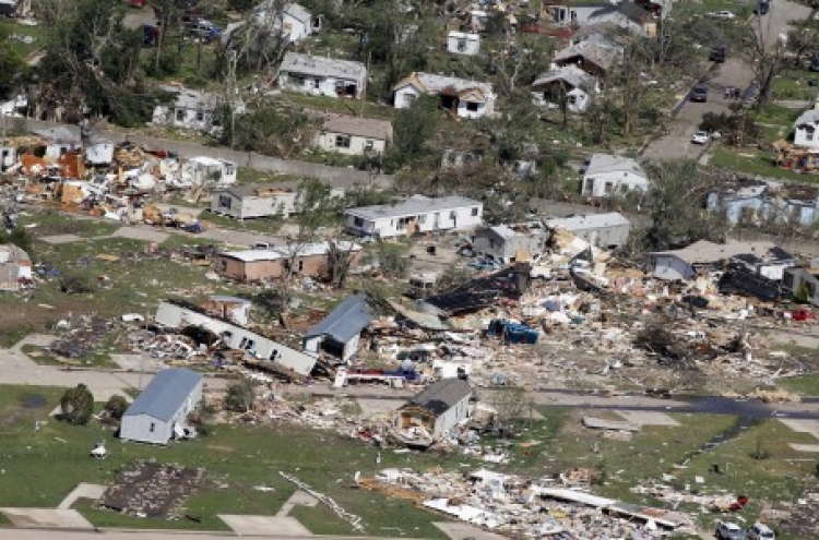 Nearly 100 tornadoes rip across central U.S., 5 dead