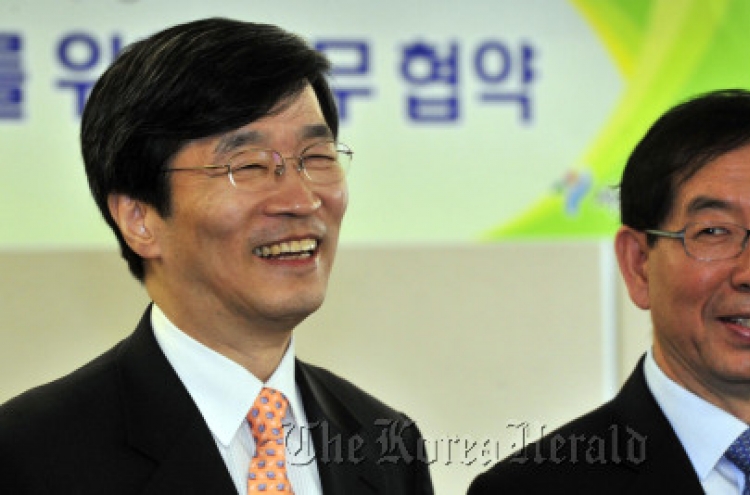 Seoul education chief vows to stay on