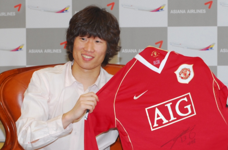 Park Ji-sung extends term as Asiana’s goodwill envoy