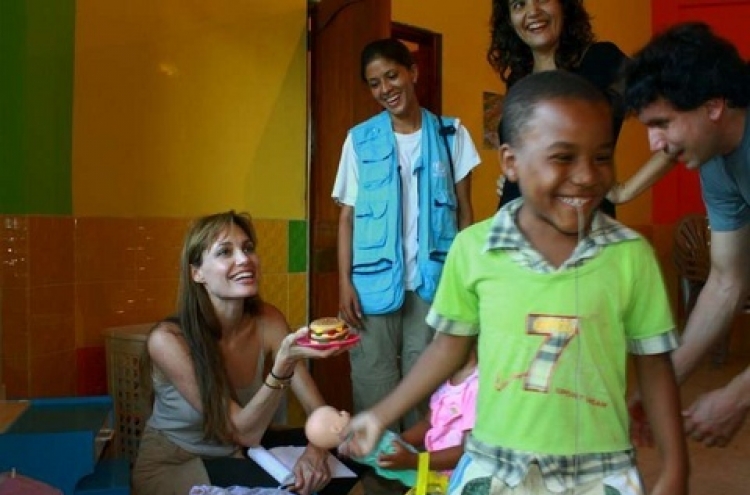 Angelina Jolie reaches out to refugees in Ecuador