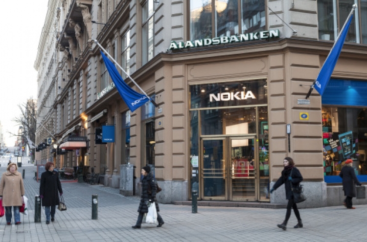 Nokia debt rating cut to junk at Fitch